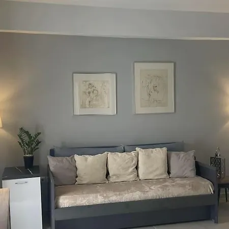 In The Center, 2 Mins From The *