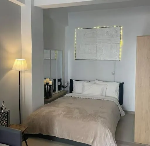 In The Center, 2 Mins From The لوتراكي