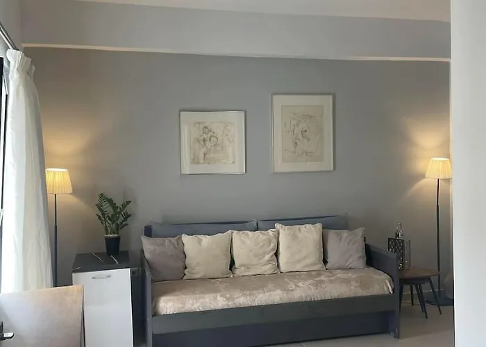 In The Center, 2 Mins From The *